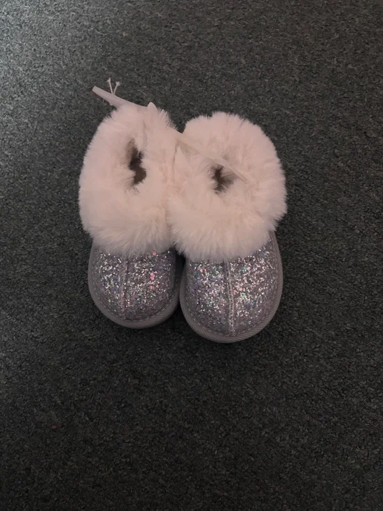 Cat & Jack Glittery Piper Faux Fur Slippers - Picture 2 of 4